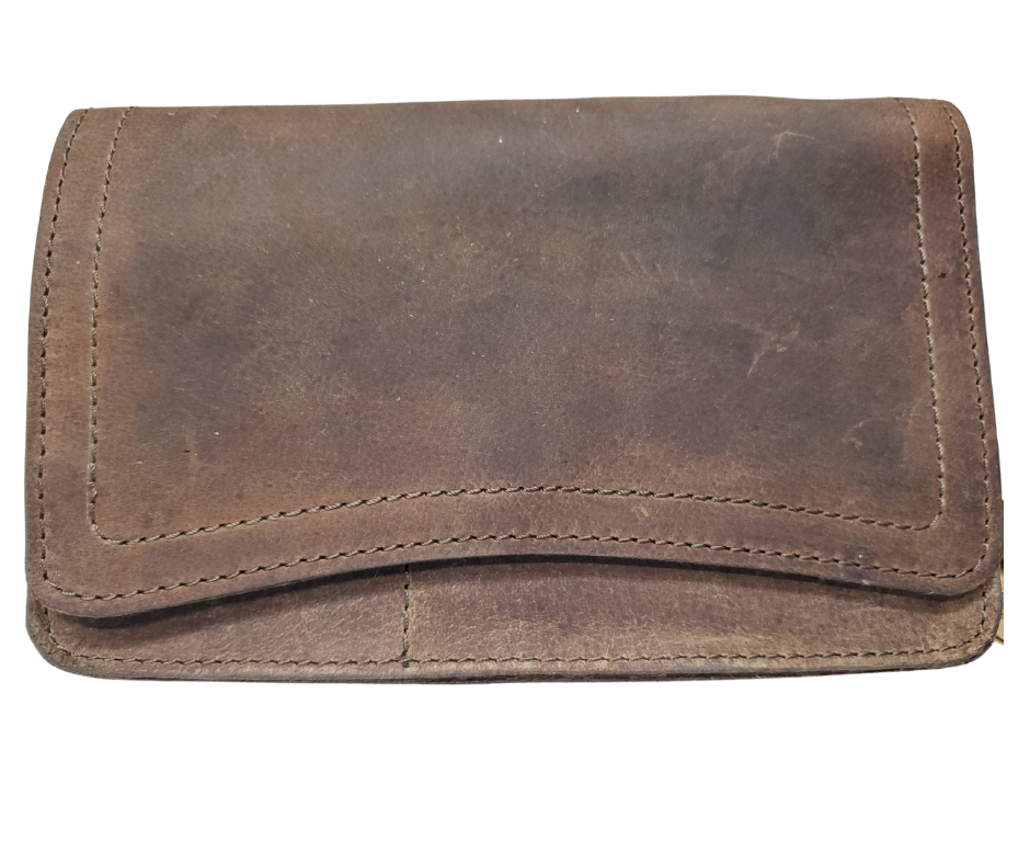 The Aubry leather handbag is available at our Smyrna, TN shop not far from Nashville. The main compartment zips closed, is lined with a sturdy fabric & has 5 inside card slots. Two stacked open pockets, a zippered pocket followed by 2 more slit pockets on the very front. All gets covered by a large flap with a magnetic clasp. On the backside of this organizers dream is yet another open pocket held in place with a narrow piece of leather with a magnetic closure.
Bag size: 8.5” x5” x 2”
54" adjustable strap 