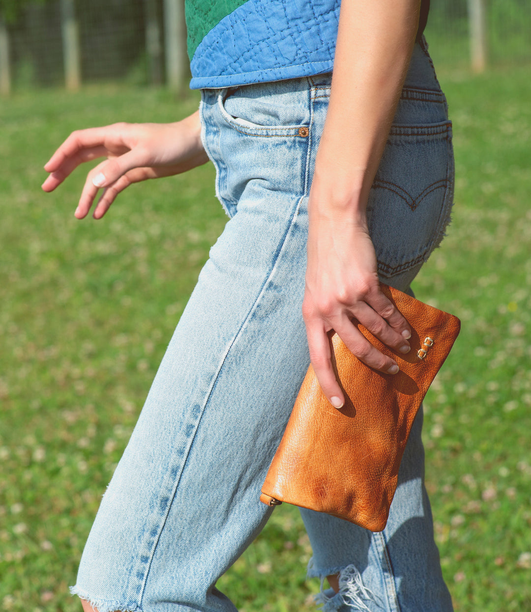 Cadence is a versatile 3-in-1 essential crafted from full-grain, Artisan vegetable-tanned leather. Effortless transitions from wallet to clutch to crossbody with a wrist strap and adjustable body strap, both are detachable. Exterior zip pocket. Sleek magnetic closure with minimalist profile. Interior has two zippered compartments, ID window, and 6 card slots. Measures 8" L x 5" H x 1.5" D. Handmade and hand-finished in León, Mexico. Made by Bed/Stu and now stocked at our Smyrna, TN store.