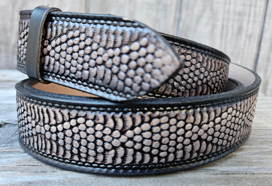 This all leather belt features a Diamondback Rattlesnake pattern in an antiqued finish with a 1 1/2" width. It is crafted from full grain veg-tanned cowhide, with smooth burnished painted edges and a nickel-plated buckle. The buckle can be easily interchanged as well. This product is in stock at our Smyrna, TN shop.