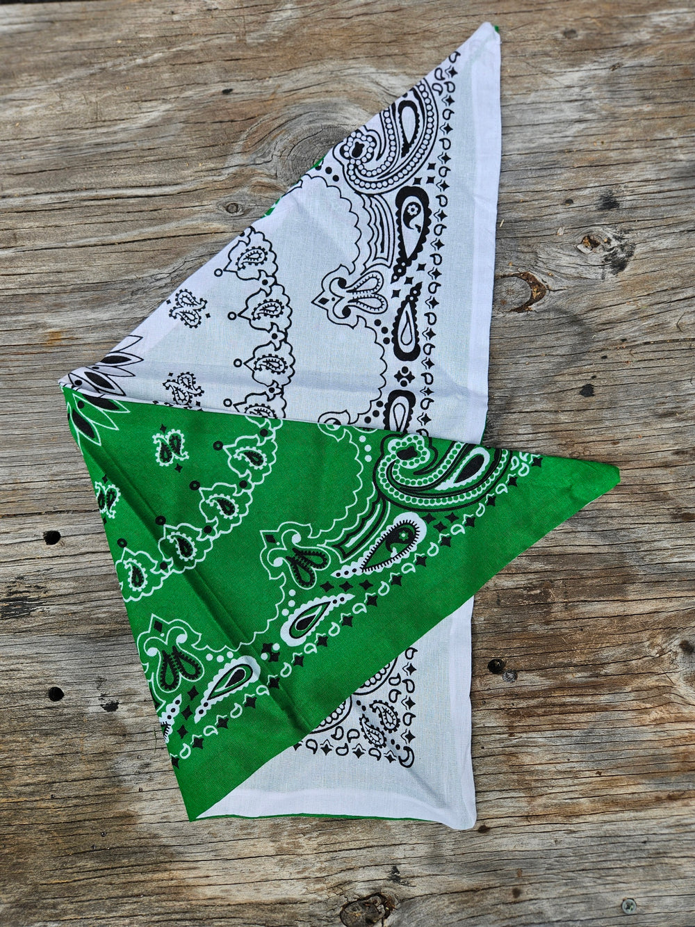 Color combination Bandanas. Great for your MC, Favorite Sport team or just to match a outfit! Made in a "TRIANGLE" with OPPOSITE sides of White or Black. Plus they're Made in the USA. Now at our Smyrna, TN shop. Stop in and check them out!

100% Cotton Bandana.&nbsp;
Dimensions: 28" x 13.5"&nbsp;