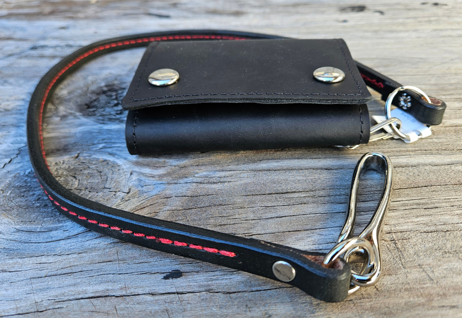 The Leather Wallet Strap... a alternative to the traditional chain. Made from thicker Bridle Leather with a Ring to attach your wallet and Fish Hook style jean clip. Stitched to elevate the coolness factor. This may look like a simple strap but it is Hand Burnished and assembled. Made at our Smyrna, TN shop not far crazy Broadway downtown Nashville. Wallet NOT included.

27" in total length
approx. 3/8" in width
Choose Black or Red stitching
