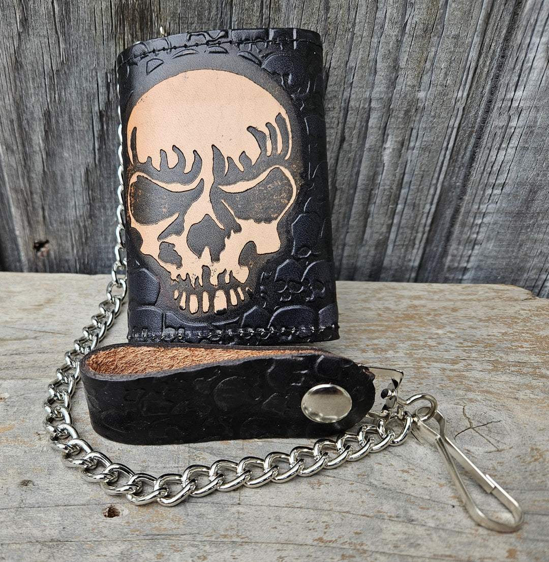 Skulls pattern all leather Tri-fold Chain Wallet. 1 Cash Slot for all your important stash, 3 card slots and 1 underneath the middle slot. It&