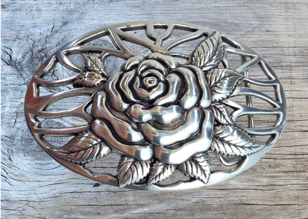 A Filigreed Rose design in Antique Nickel that looks great on plain 1 1/2" Black or Brown belt. A easy to wear oval shape that&