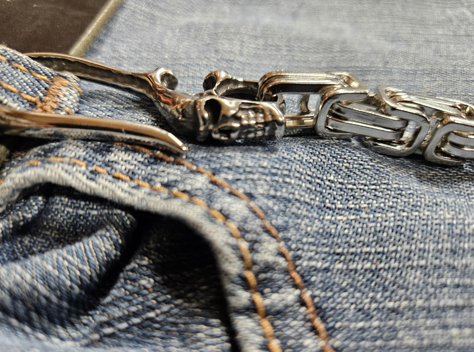 The Captain Hook Stainless Steel Wallet Chain with it's Skull Hook doesn't allow Posers on your watch. You live this every day so you need a Sturdy Stainless Steel Skull Hook and spring Skull holds up under the the stress you put on it daily. This won't chip or peel off, or look like cheap pot metal in a few weeks of what you put it through. Get it right here online or in our shop just outside Nashville in Smyrna, TN.

26" Length, Approx. 3/8" square dia.
Weight 9 oz. Not a wimpy chain!